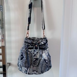 Lululemon diversity bag drawstring bucket bag